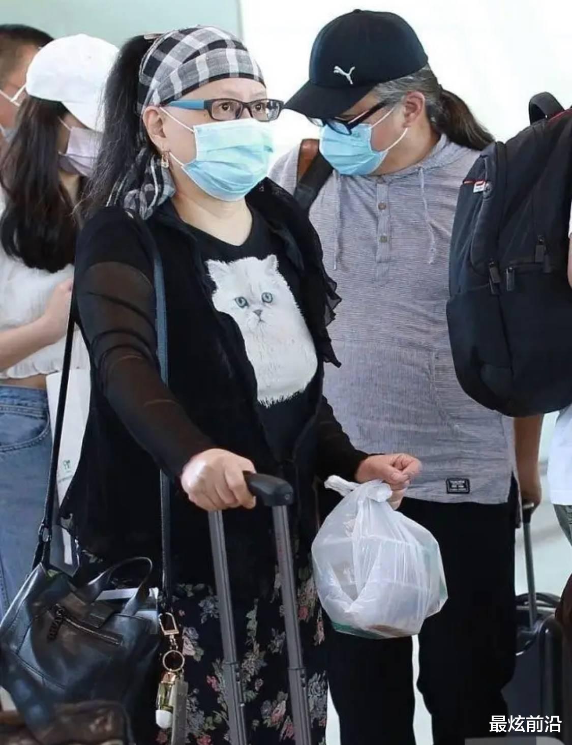 刘欢|刘欢夫妇罕见合体，他一身基础装很低调，反倒老婆打扮得时髦前卫