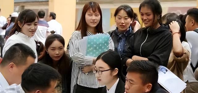 文员|“二本”院校学生，毕业后去哪了？内行人：可能在做3种工作