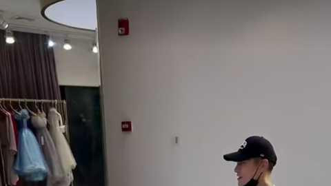 严屹宽|严屹宽带妻女试穿婚纱，双腿跪地拍照好慈祥，4岁肉肉可爱优雅公主范十足