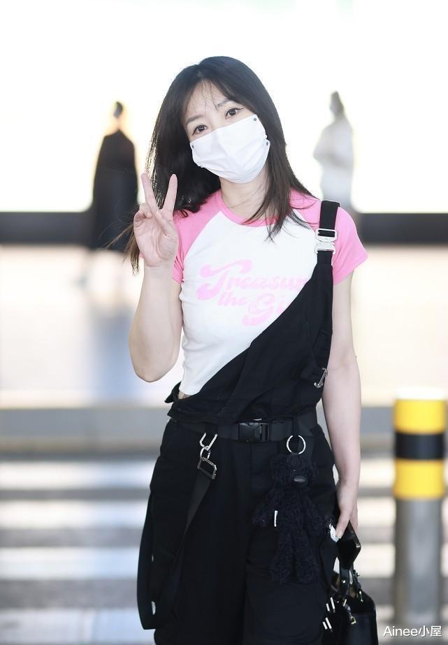 背带裤|柳岩的娇嫩不是装的,粉袖T恤配背带裤,拉下一半挺别致的