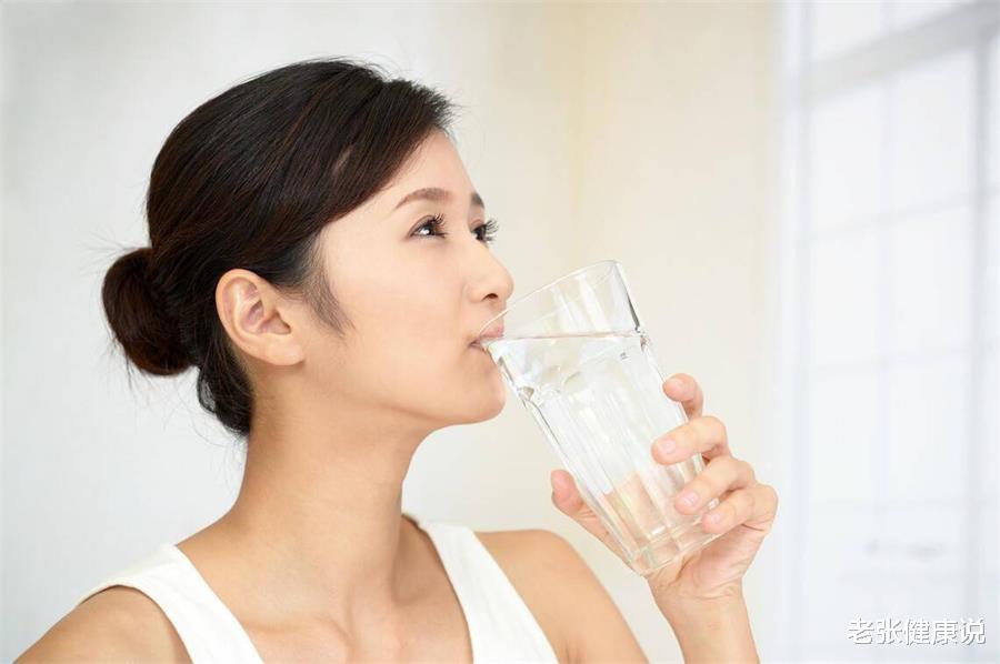 医生|空腹喝水危害大？当真比不吃早饭还严重？别再傻傻被骗了