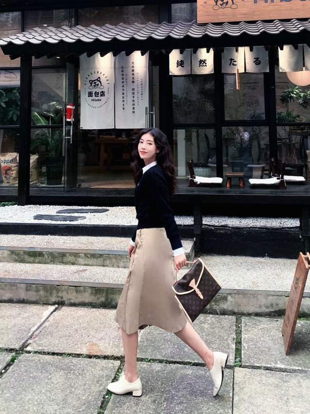 针织衫|会穿的职场女人,都爱“针织衫+打底裤和半身裙”,时髦又显气质
