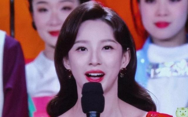 央视春晚|央视春晚5位主持人妆容精致,却被站在他们背后的跳舞美女抢了镜