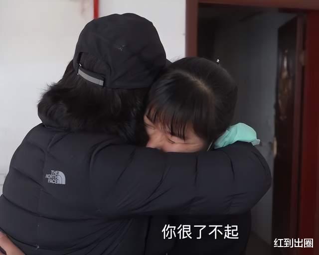 鹤唳华亭|49岁袁立到县里医院探病，近照曝光肿一圈，脸上白斑突出引人担忧