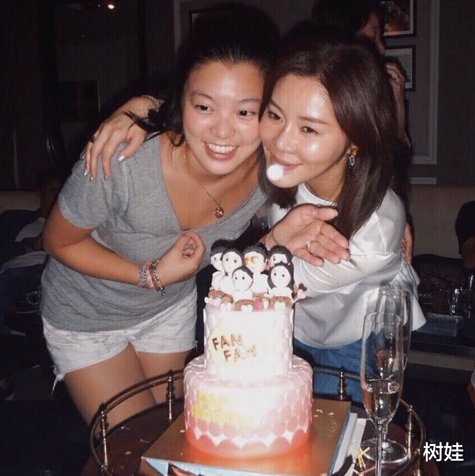 钟镇涛|钟镇涛妻子送女儿出国读书,临别合照双眼泛红,自曝在飞机上哭晕