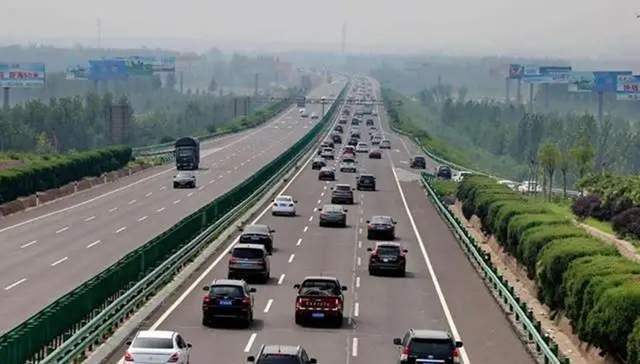跟车太近危险重重,车距多少才合适?
