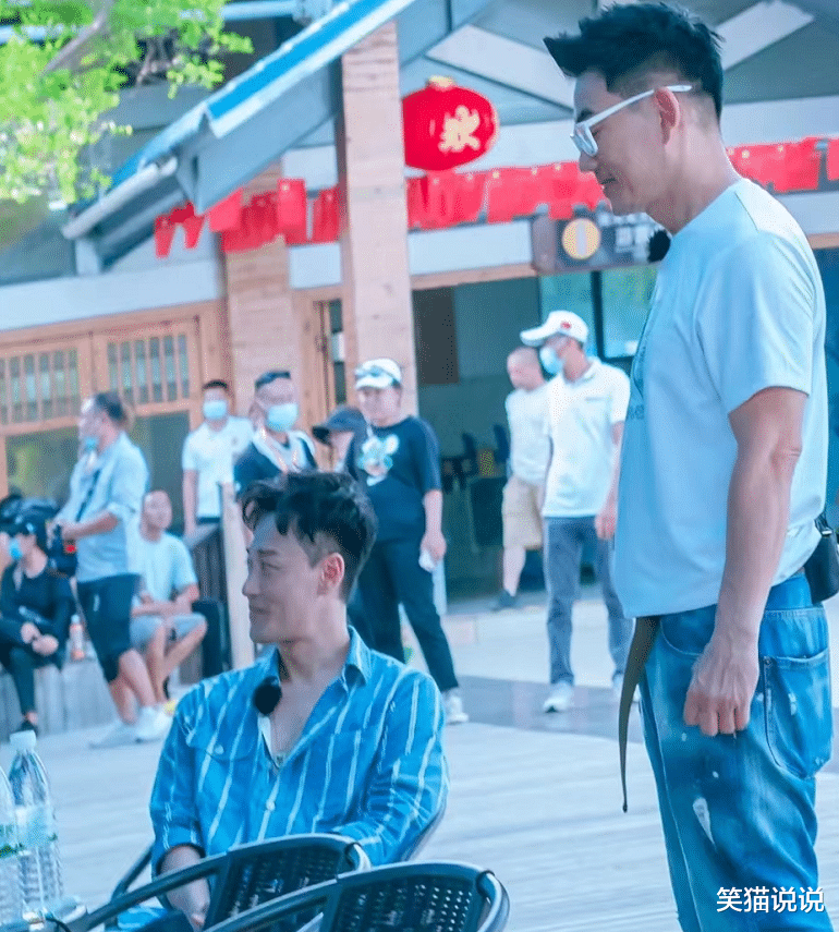 林峰|披哥涠洲岛录节目：任贤齐合影被吓出表情包，林峯帅气有礼貌！