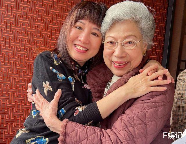 TVB|前TVB金牌监制夫妇约几位老戏骨相聚 首次成为爷爷的石修开心露面