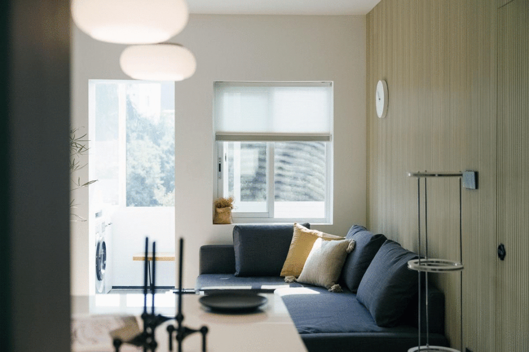 60㎡老房逆袭舒适两居，巧用「姜黄+浅灰」配色，打造豪宅既视感！