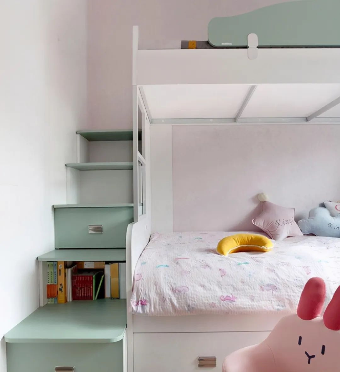 她家128平米，进门就被玄关吸引，全屋打造柜子，最喜欢儿童房