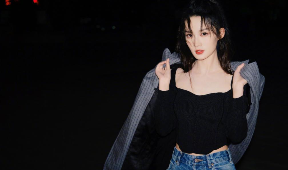 李沁|李沁分享秋日的溜达随拍，搭配西装外套，露出一截纤腰，清丽动人