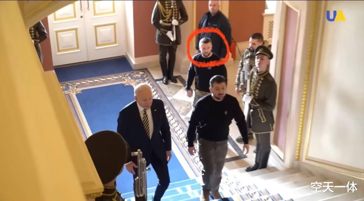 泽连斯基|和秦桧、黄四郎一样，泽连斯基也有自己的替身？为何要一起出现？