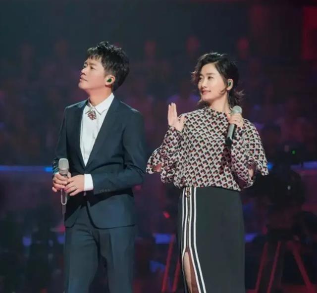 曾毅|有种“整容”叫凤凰传奇,23年曾毅就没变化过,玲花却像变了个人一样