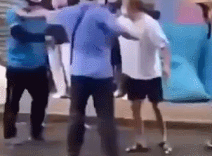 外卖小哥大战健身教练!街头上演激烈打斗,网友:肌肉白练了!