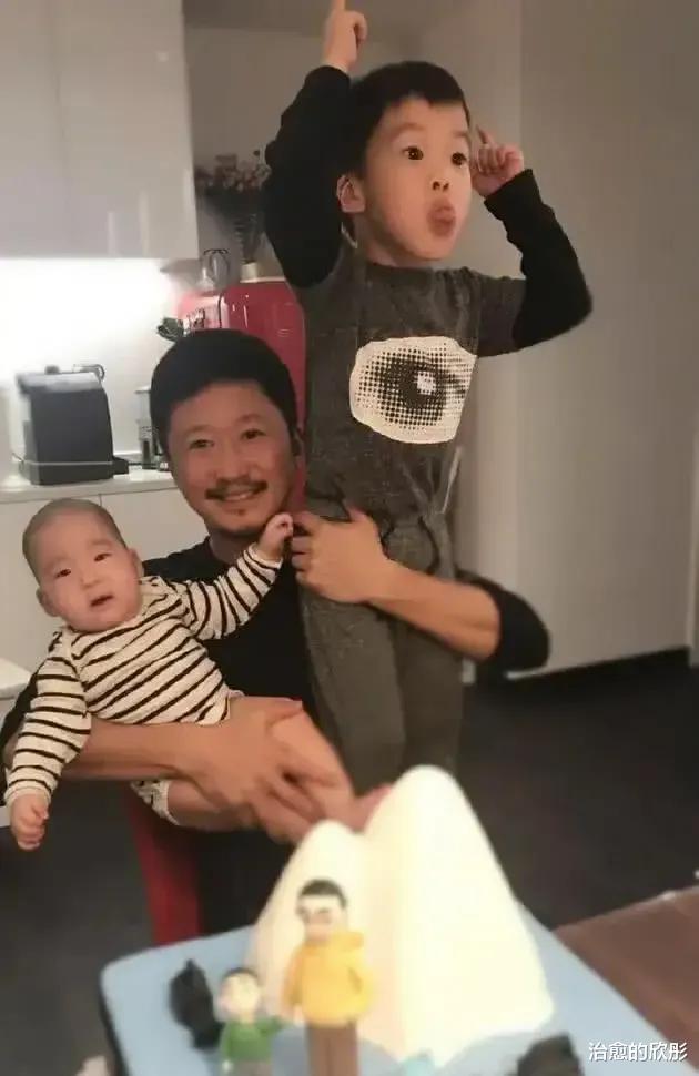 吴京|吴京的儿子正面，翘着二郎腿跟吴京一样，非常的霸气