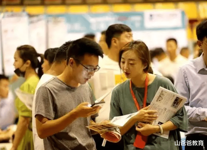 |“新兴职业”深受大学生青睐,收入远超铁饭碗,但父母却不能认同