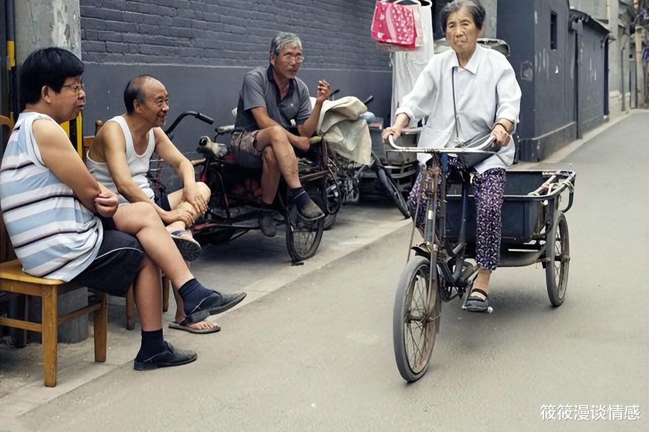 60岁阿姨坦言:与其再婚不如雇男保姆,既享受了服务,还不用受气