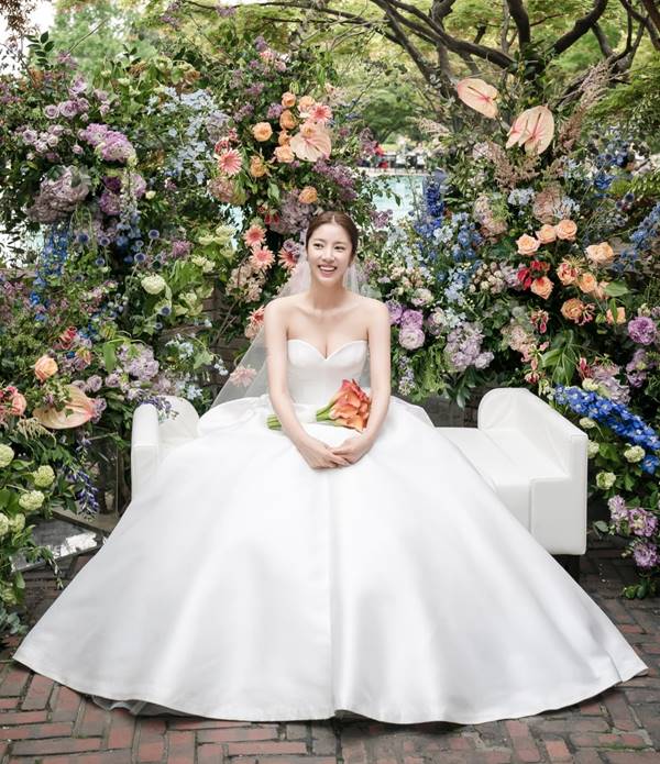 孙淡妃|孙淡妃与李奎爀婚礼照曝光 戴戒指露出灿烂笑容