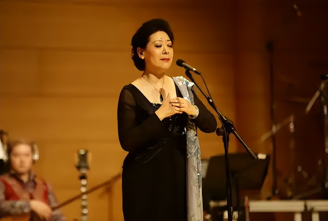 关牧村|歌唱家关牧村: 与家暴前夫离婚，带儿子嫁高官，如今她怎么样了？