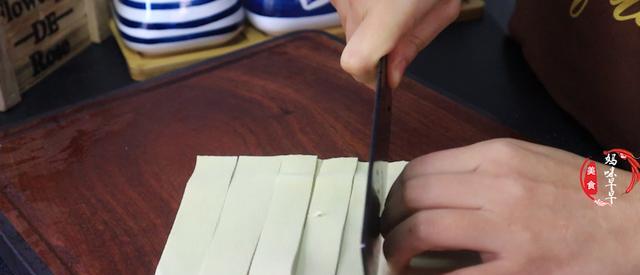 春季,猪肉牛肉靠边站,多吃“5菜2果”,营养祛肝火,越吃越精神