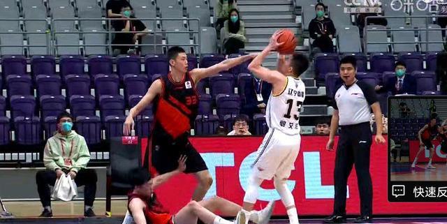 辽宁男篮|疯狂打铁！辽宁单节落后被吊打替补4人怒砍0分李楠13-2致敬杨鸣