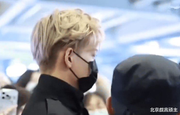 流量明星|流量明星再次塌房,无脑粉丝造成机场拥堵,官媒发文怒批饭圈乱象