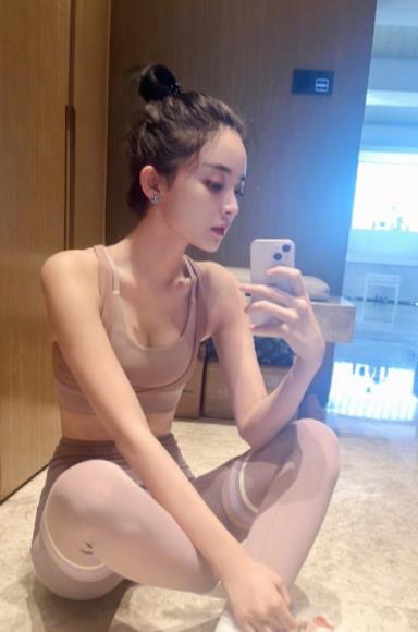 古力娜扎|古力娜扎晒健身照秀事业线，五官挑不出瑕疵，不愧内娱颜值天花板