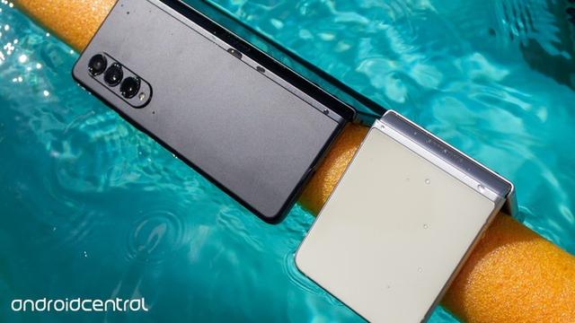 折叠屏|2022 年，手机「超大杯」消失了