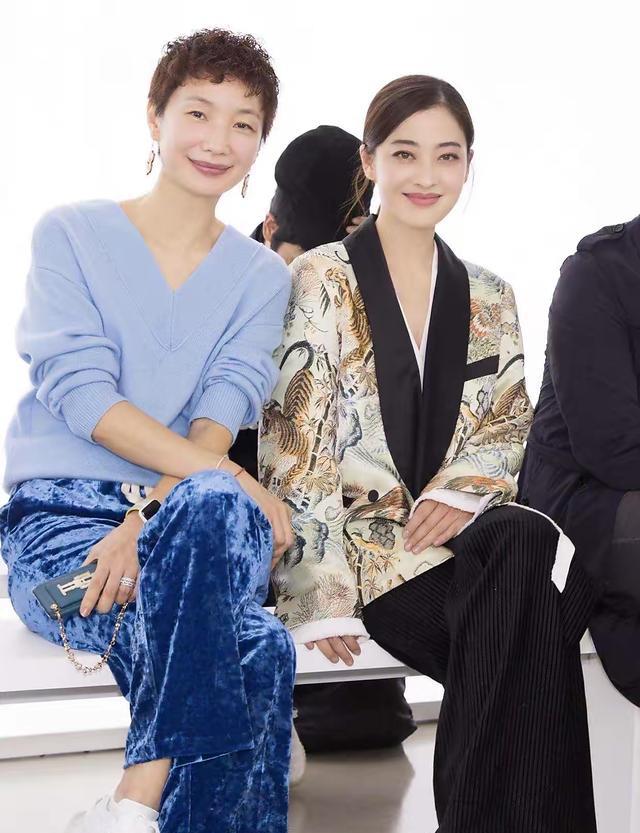 梅婷|47岁梅婷国外被偶遇，与男演员喝酒聊天，素颜出镜皮肤又白又嫩