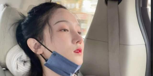 陈小纭|陈小纭晒近照背百元包,卧蚕突兀,神色憔悴像脸挂不住肉的小老太