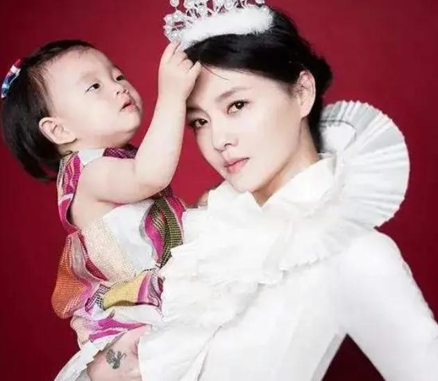 大S|曝46岁大S拿命生三胎,被指讨好韩国婆婆太卑微,具俊晔或成赢家