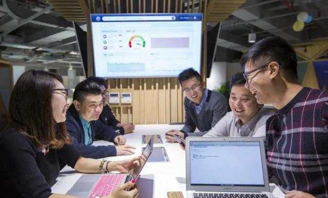 人际关系|当代职场的“怪现象”，宁要新人也不要“老油条”，真相让人沉默