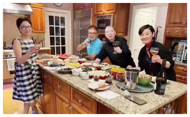张国立悉尼出海，冯小刚现身洛杉矶豪宅，明星们为何纷纷到国外？