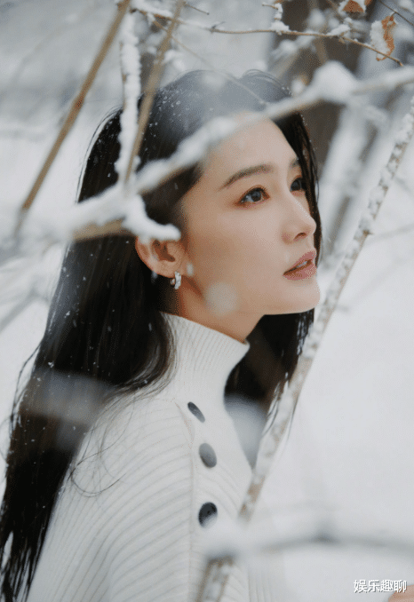 邓伦|李沁晒雪中美照,景美人更美,彰显青春活力