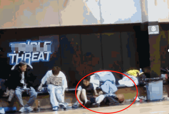 撒贝宁|撒贝宁邓超私下打篮球！动作卖力脸色通红，穿马甲坐地上不嫌脏