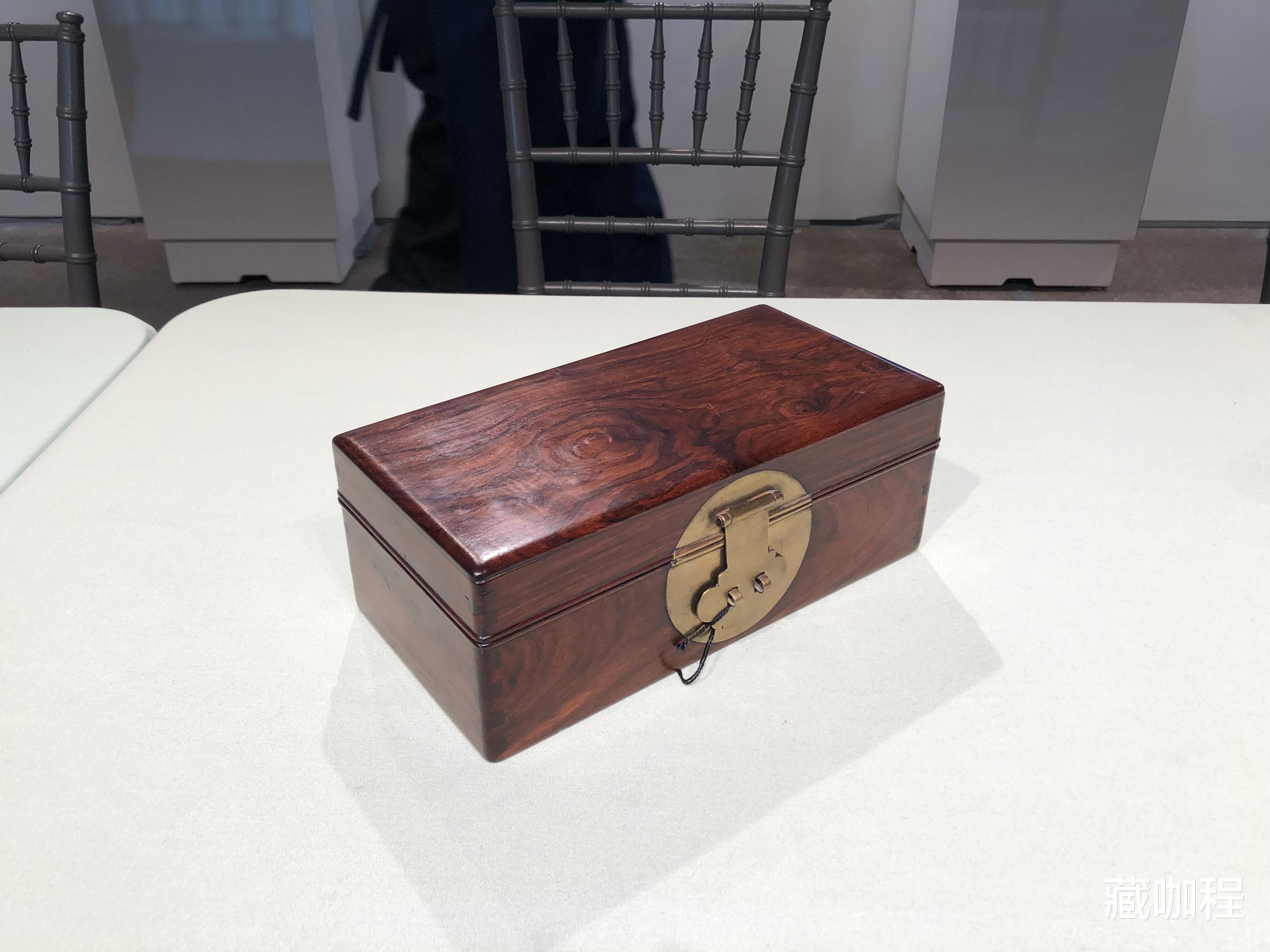 |黄花梨满彻厚实,对开板小箱八千美元成交