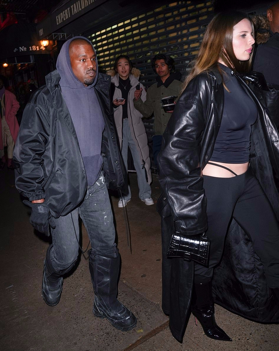 金·卡戴珊|金卡戴珊带娃亮相！8岁大女儿一头非洲辫成翻版坎爷，比金姐还酷