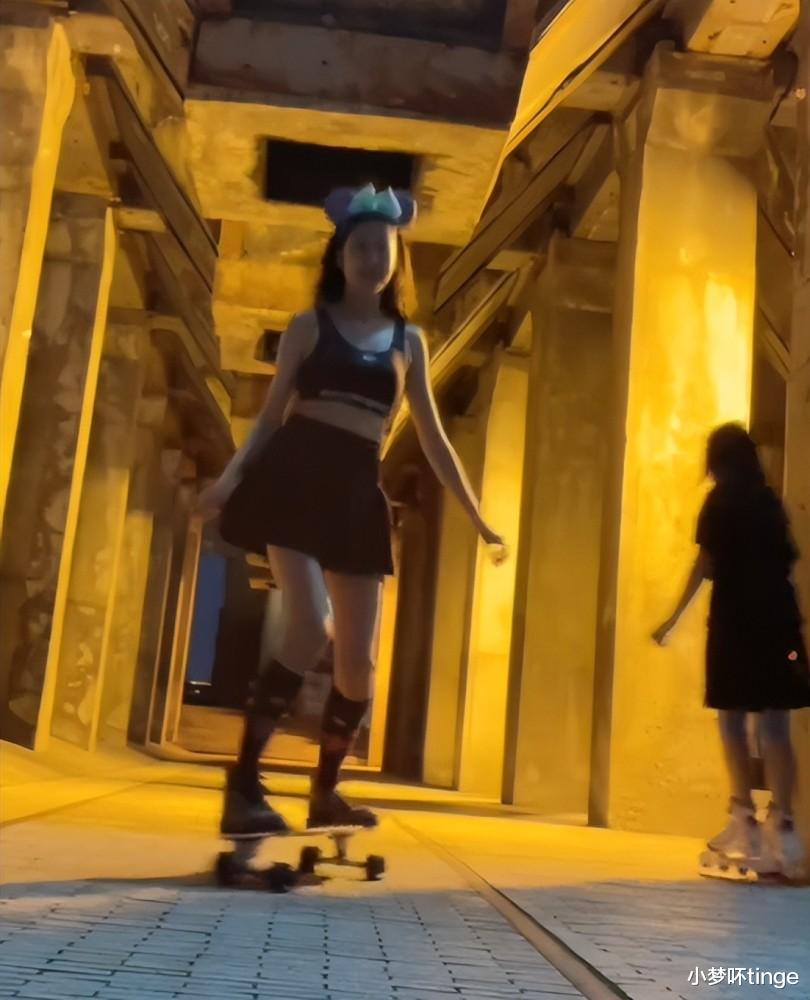 蒋丽莎|蒋丽莎玩滑板有一套,别看生了四个娃,身材依然美丽动人