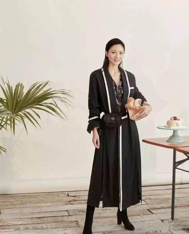 张艺谋|张艺谋妻子认真过冬也很美！大衣配印花丝巾优雅，高级与时尚并存