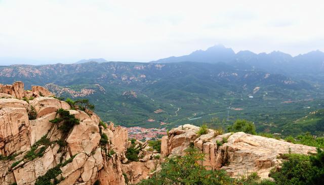日照|看图：在天崮山的仙崮顶上，俯瞰蓬莱村里集镇大道刘家村