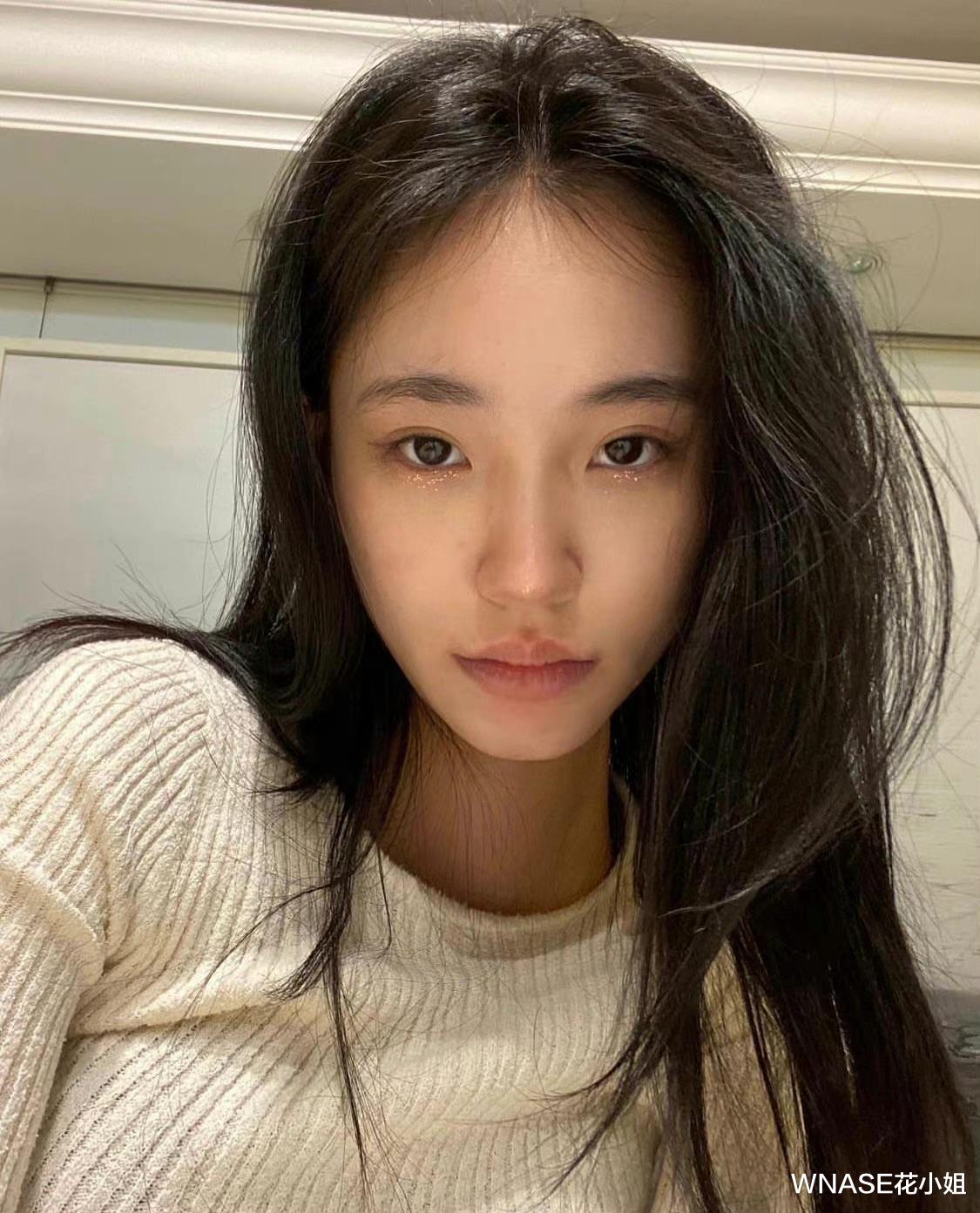 黄磊 黄磊二女儿精致露面,9岁已气质惊人,穿旗袍涂红唇一点都不违和