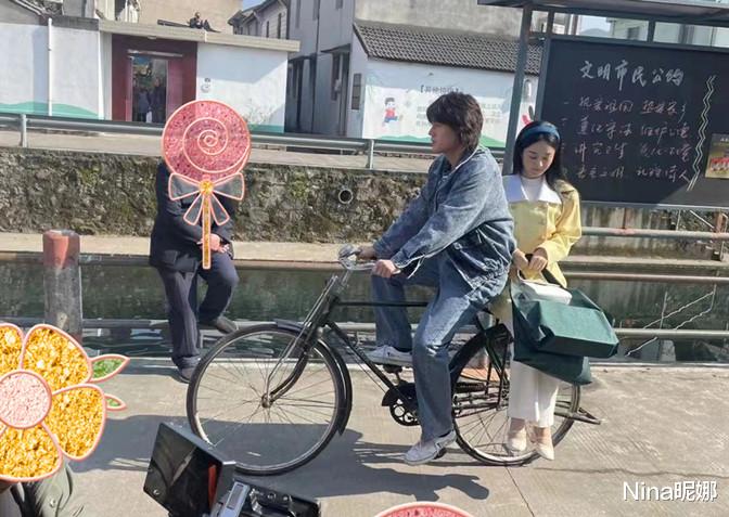赵丽颖|赵丽颖最新拍摄现场，穿黄衣大脑门抢镜，搭档欧豪骑自行车太腻歪