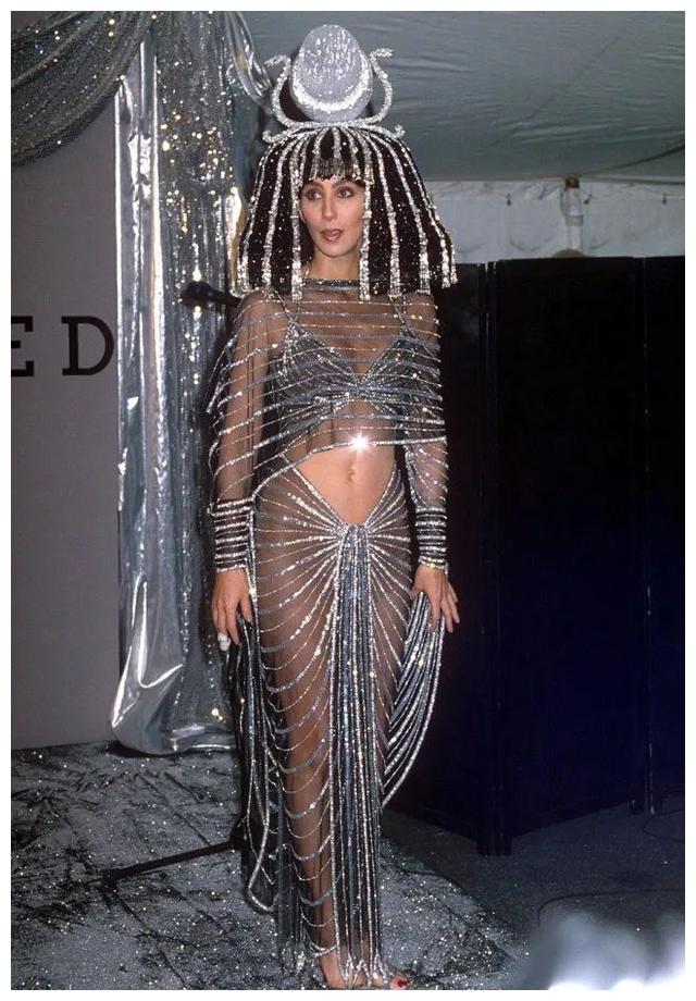 cher|小40岁！76岁顶流天后官宣与鲜肉恋情！网友吐槽：他还高攀了…