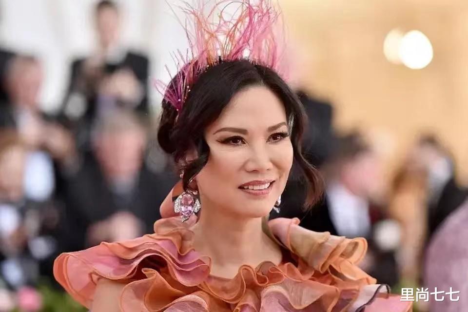 邓文迪|邓文迪国外被偶遇!弯腰驼背手臂全是肌肉,却不如70岁老友洋气