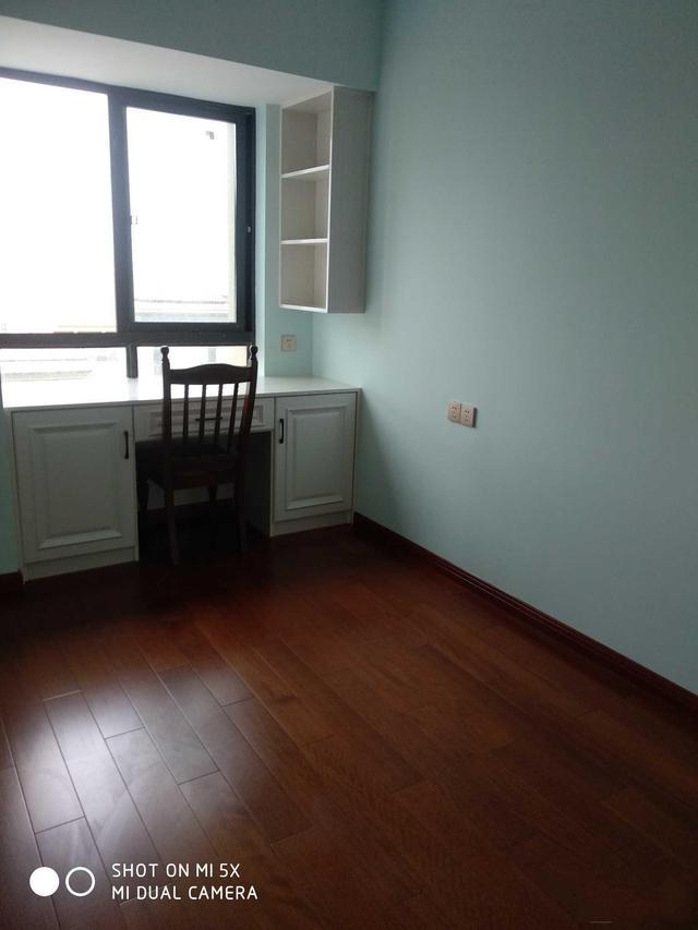 现代简装新房入住，自己花了6个月的时间装的，玄关柜太漂亮了