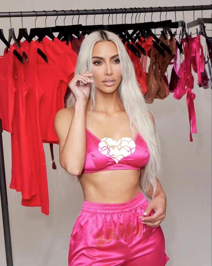 金·卡戴珊|卡戴珊厉害,摇身一变,成为服装模特,秀出极致腰臀比,气质真棒