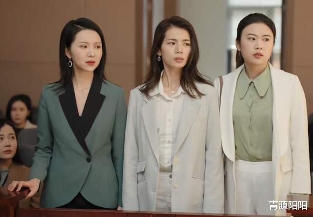 底线|《底线》:一次拍肩,李芳凝从孤独无助,走向自信,推开虚掩大门