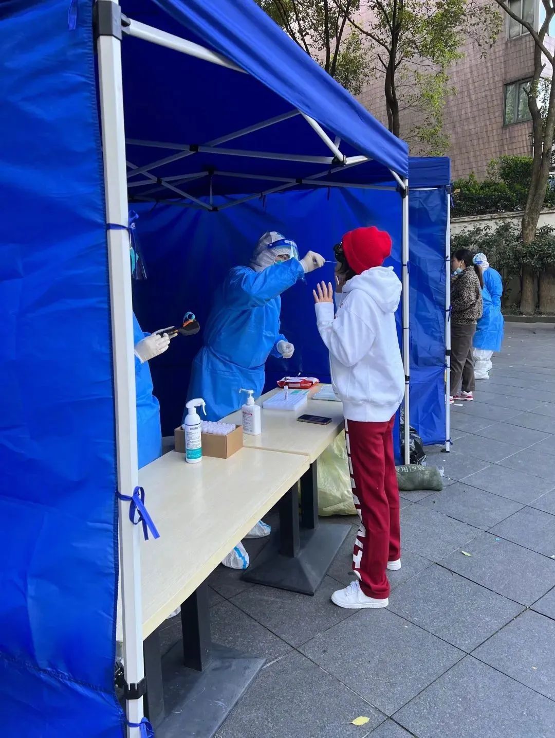 明星|41岁的著名歌星确诊新冠，因4亿豪宅意外曝光，网友：蹭热度，滚！