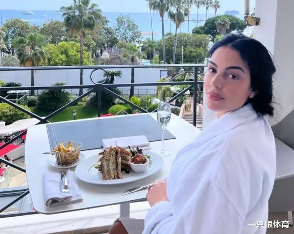 李准基|乔治娜第3次走戛纳红毯!露背长裙太美了,身材不输金卡戴珊