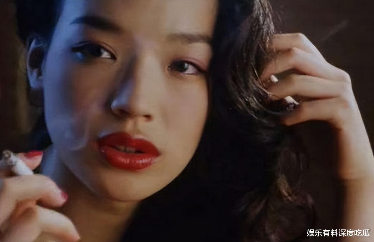 娱乐圈：这些女明星居然也吸烟？吞云吐雾的姿态甚是活神仙！